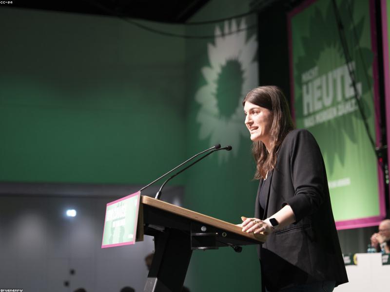 IPTV kaufen 2025: Legal, sicher & günstig – Vergleich der besten Anbieter Ein Vergleichsdiagramm der Top-IPTV-Anbieter 2025 mit Logos, Bewertungen und Preisen, dargestellt auf einem digitalen Bildschirm