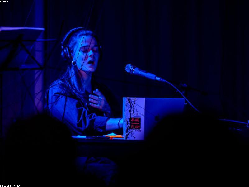 IPTV kaufen 2025: Legal, sicher & günstig – Vergleich der besten Anbieter Eine moderne Wohnzimmer-Szene mit Smart-TV und Smartphone, auf dem ein IPTV-Stream läuft, im Hintergrund ein Laptop mit Vergleichstabellen und Zahlungsoptionen wie PayPal